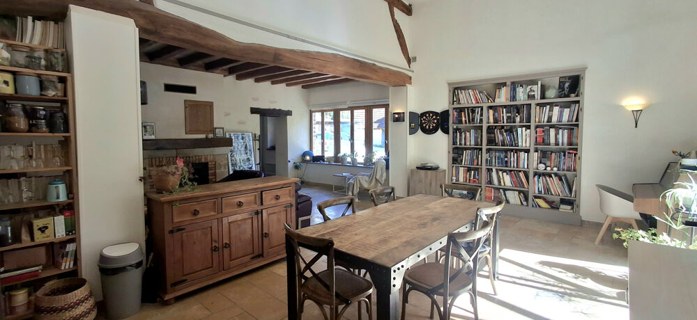 Maison de caractère au coeur dun environnement naturel privilégié.