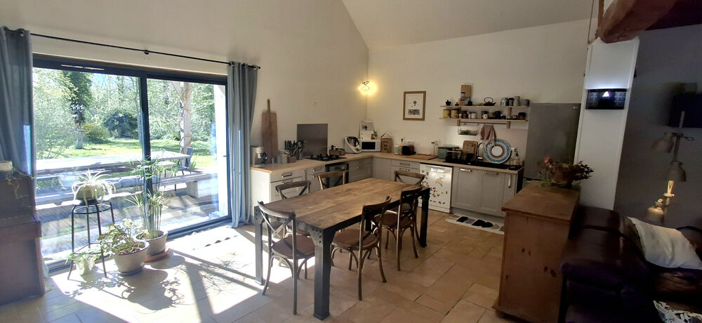 Maison de caractère au coeur dun environnement naturel privilégié.