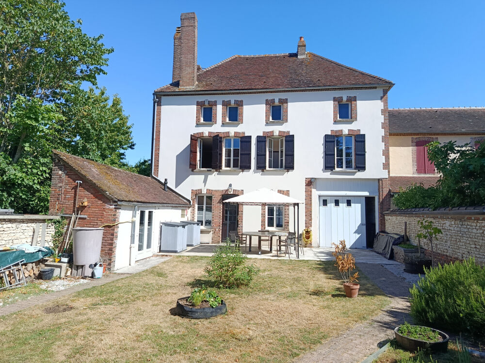 Maison centre village 3 ou 5 chambres avec jardin.
