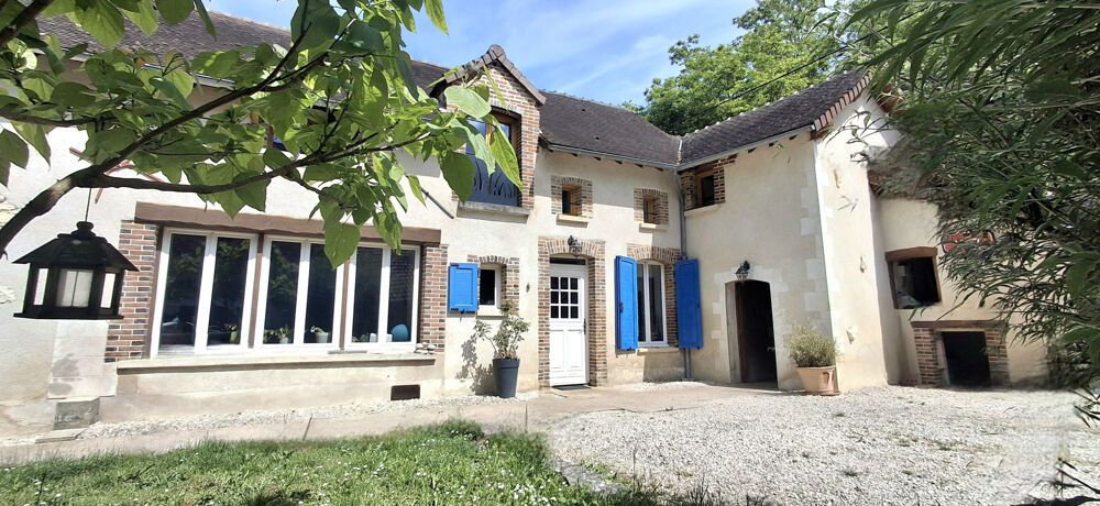 Maison de caractère au coeur dun environnement naturel privilégié.