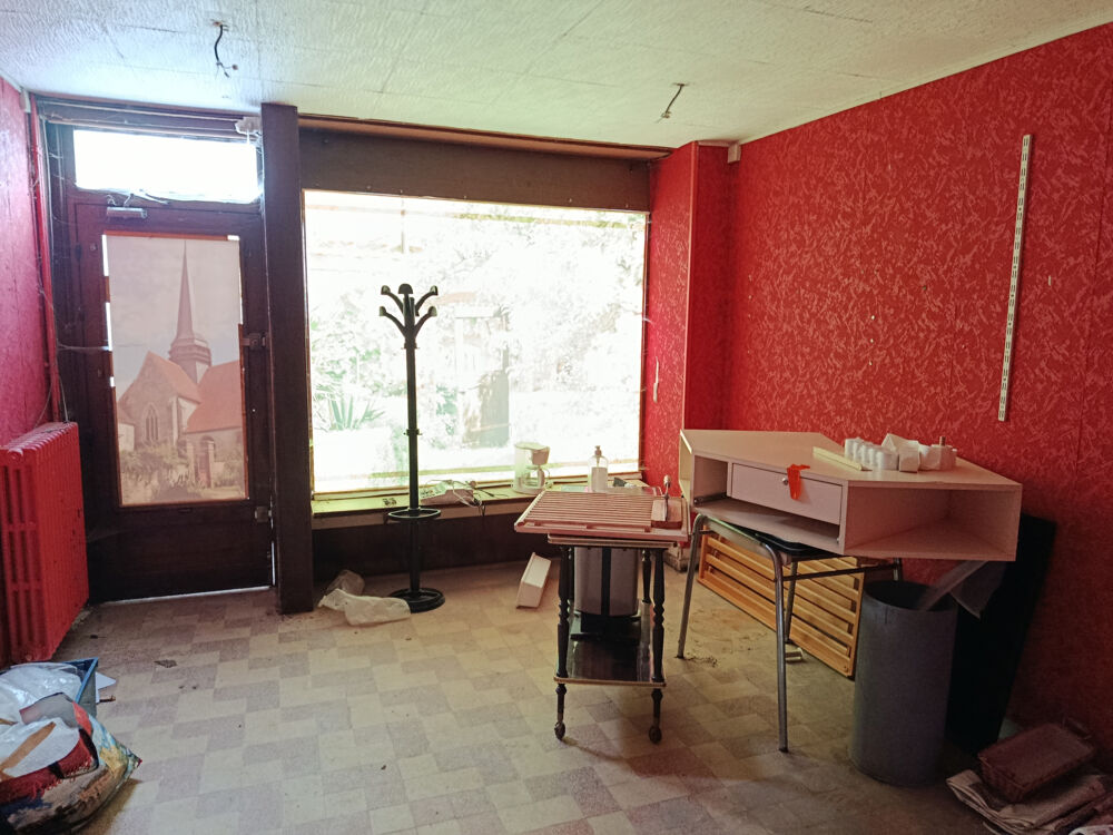 Au coeur village, bien à rénover avec jardin et grange indépendante.