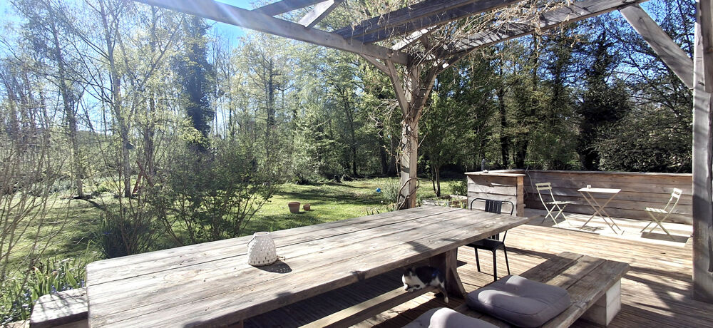 Maison de caractère bénéficiant dun environnement verdoyant et préservé.