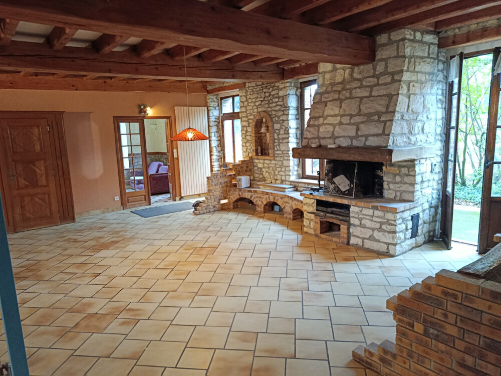 Charme de l'ancien avec vie de plain pied et jardin arboré et clos.