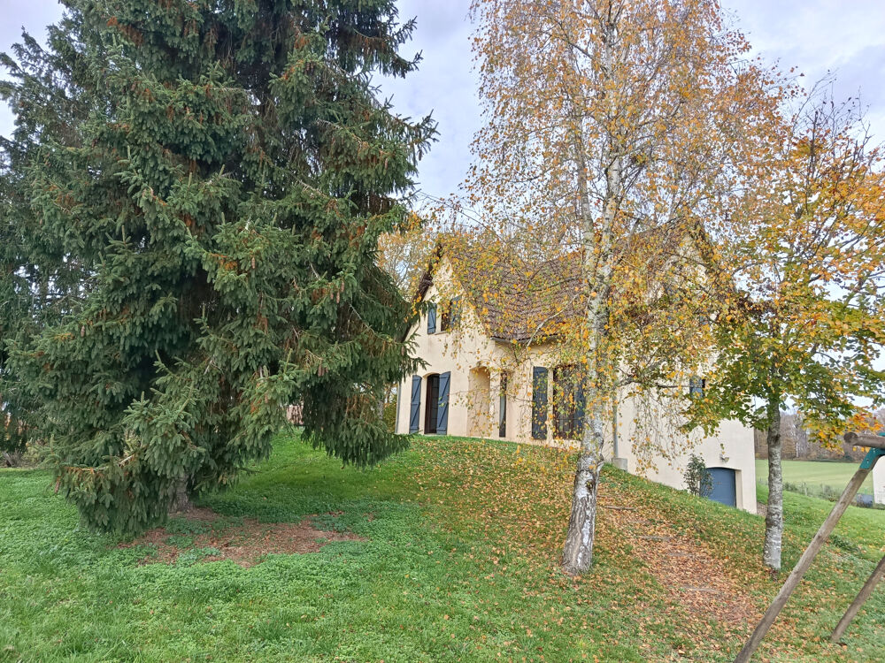 Pavillon familiale des années 1990, 4 chambres avec jardin clos et arboré.