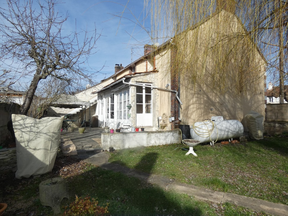 Charmoy : maison de 150 m2 avec terrasse et 4 chambres