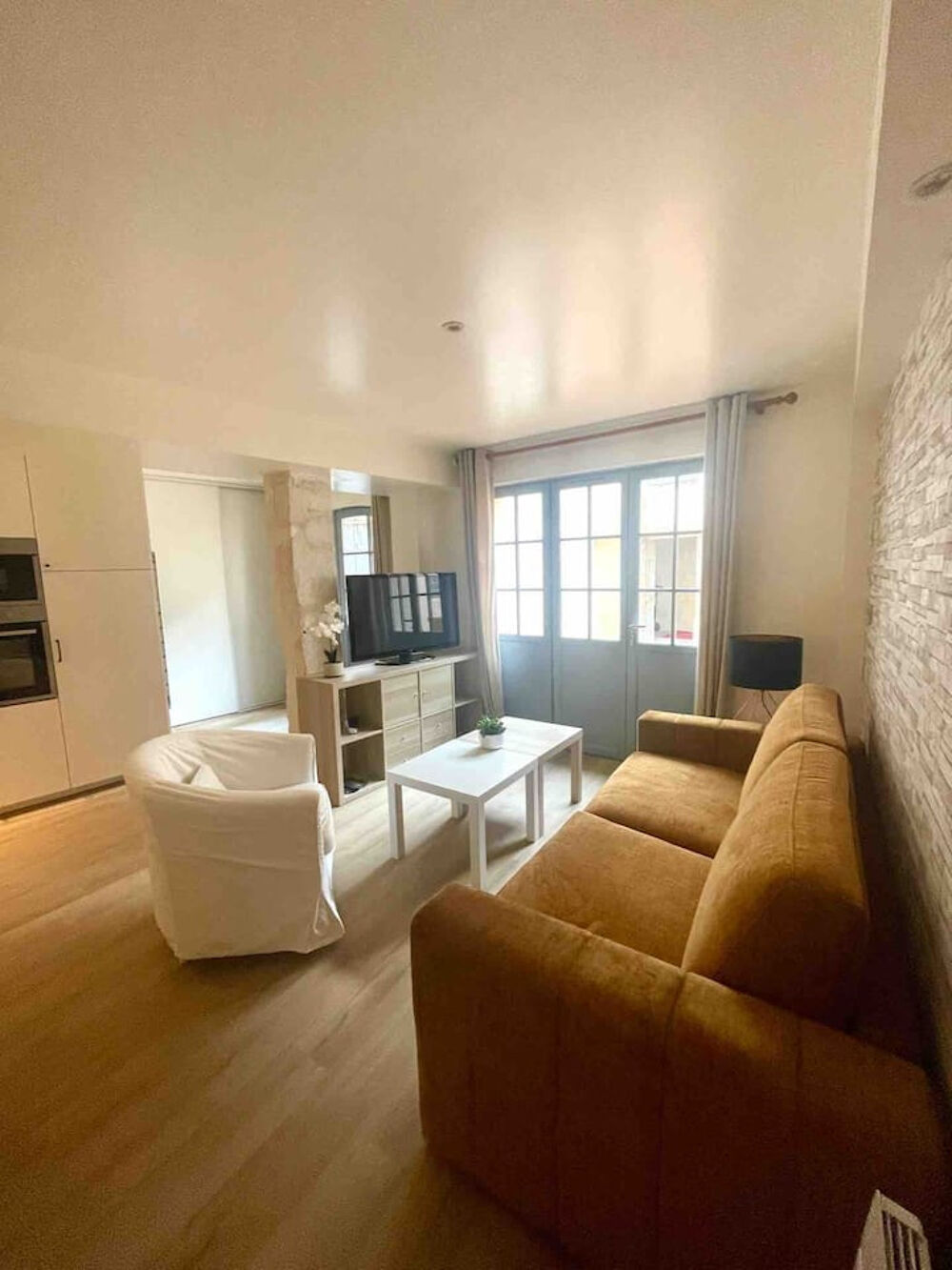 Location Appartement À LOUER   APPARTEMENT MEUBLÉ T3 DE 63 M2 AVEC COUR PRIVATIVE ET STATIONNEMENT Auxerre