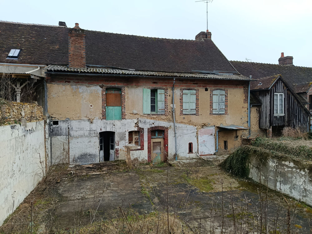 Au coeur village, bien à rénover avec jardin et grange indépendante.