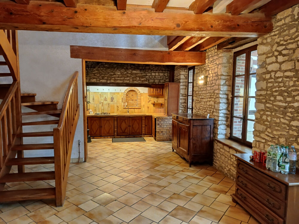 Charme de l'ancien avec vie de plain pied et jardin arboré et clos.