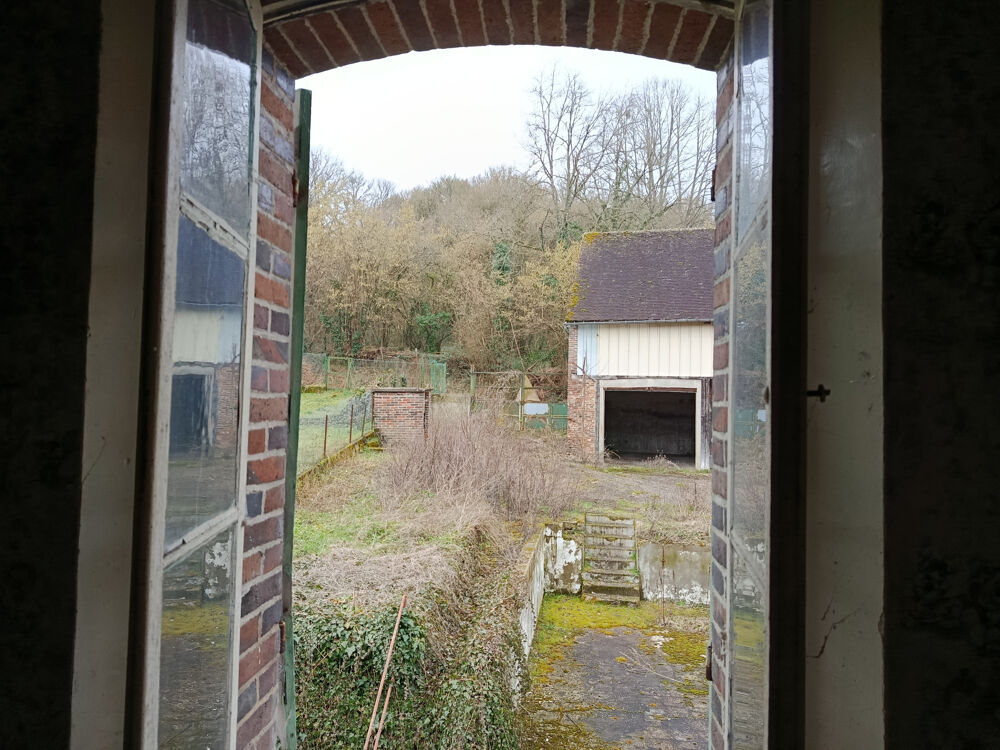 Au coeur village, bien à rénover avec jardin et grange indépendante.