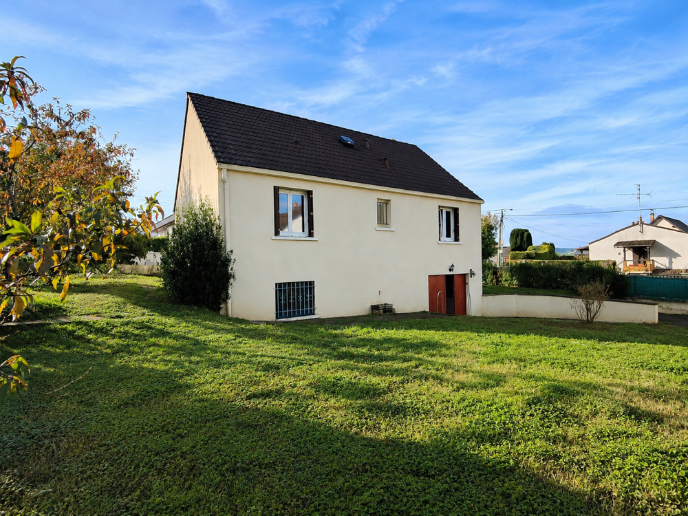 Maison sur sous-sol complet avec terrain clos