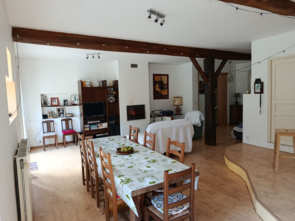 Maison ancienne 3 chambres avec jardin clos et arboré.
