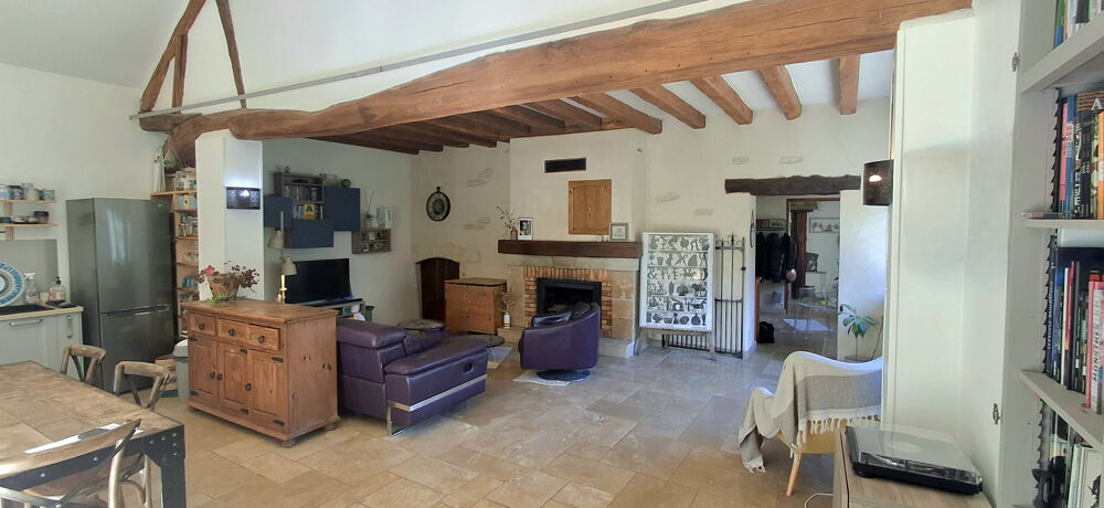 Maison de caractère au coeur dun environnement naturel privilégié.