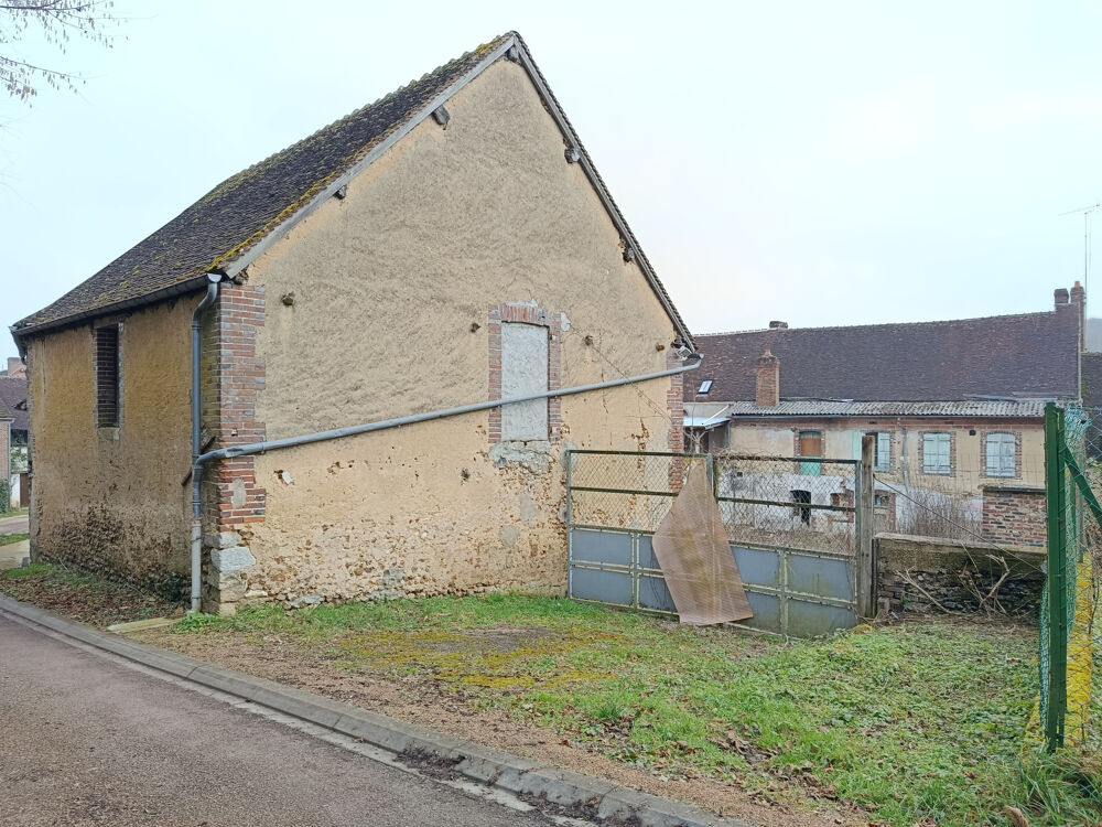 Au coeur village, bien à rénover avec jardin et grange indépendante.
