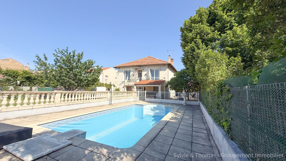 Orange, Grande maison familiale de 180 m2 avec jardin, piscine et annexes proche centre ville
