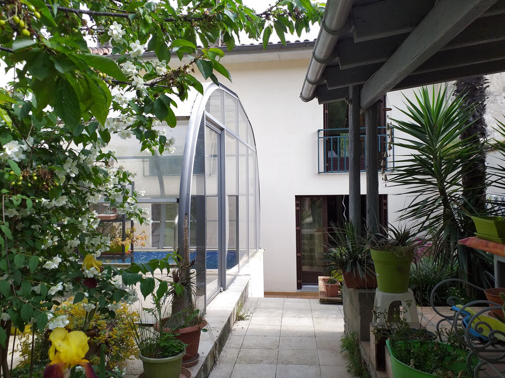 Maison de ville avec piscine, jardin, garage et dépendance