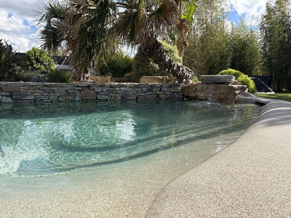 Exceptionnelle villa avec son magnifique lagon et jardin tropical.