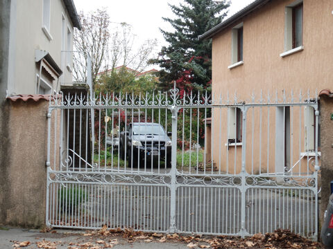   Terrain + maison + entrepôt 