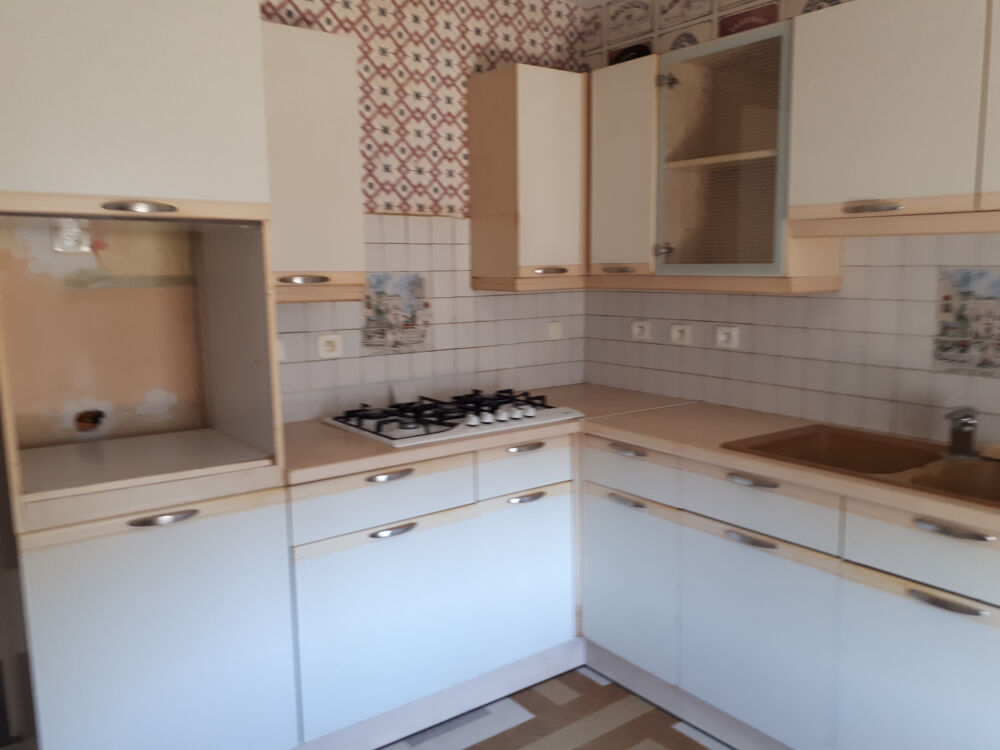Agréable maison sur sous avec joli jardin clos et arboré avec cabanon