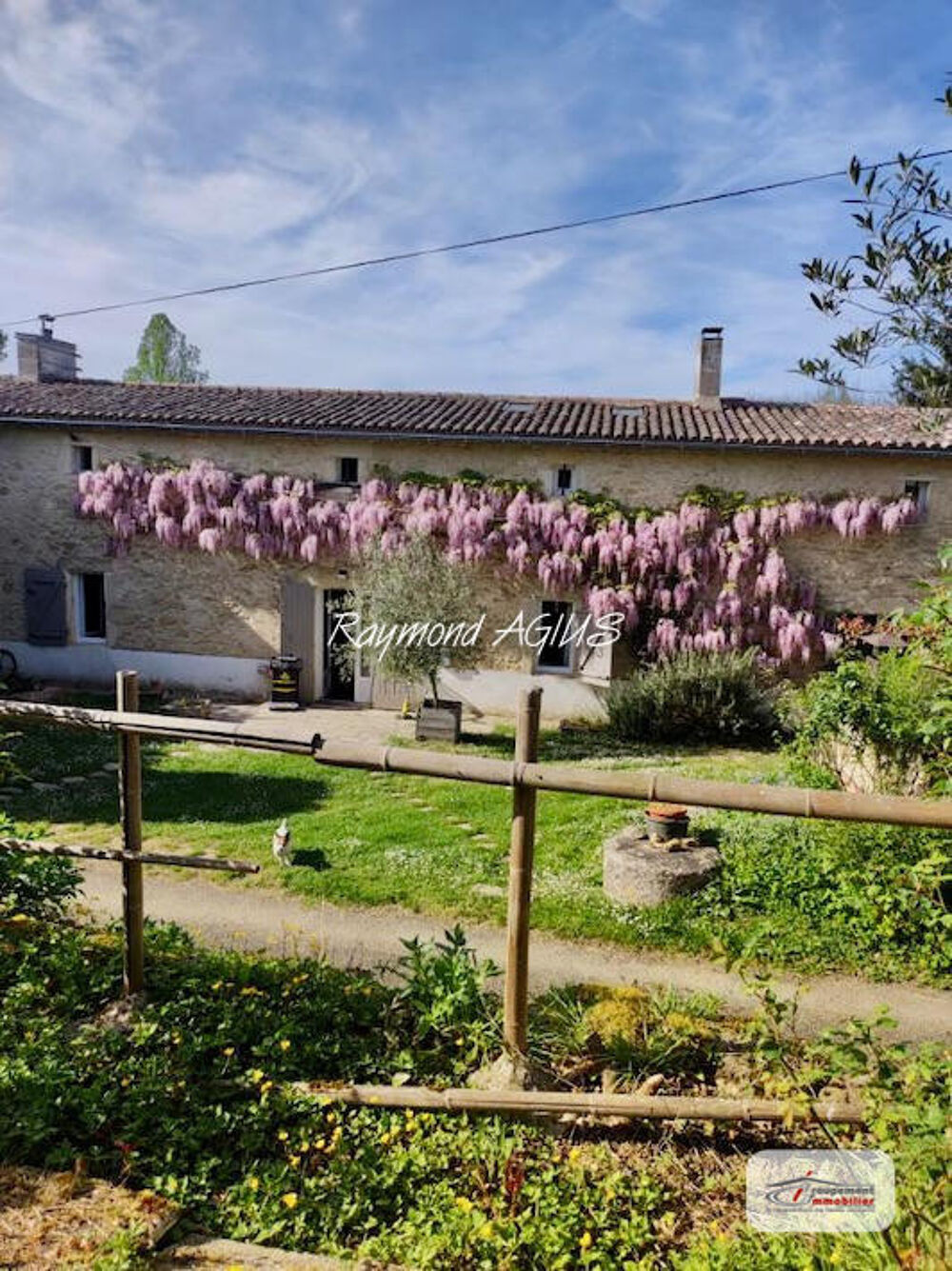 Maison traditionnelle en pierre mitoyenne de 3 chambres avec une vue magnifique sur la vallée.