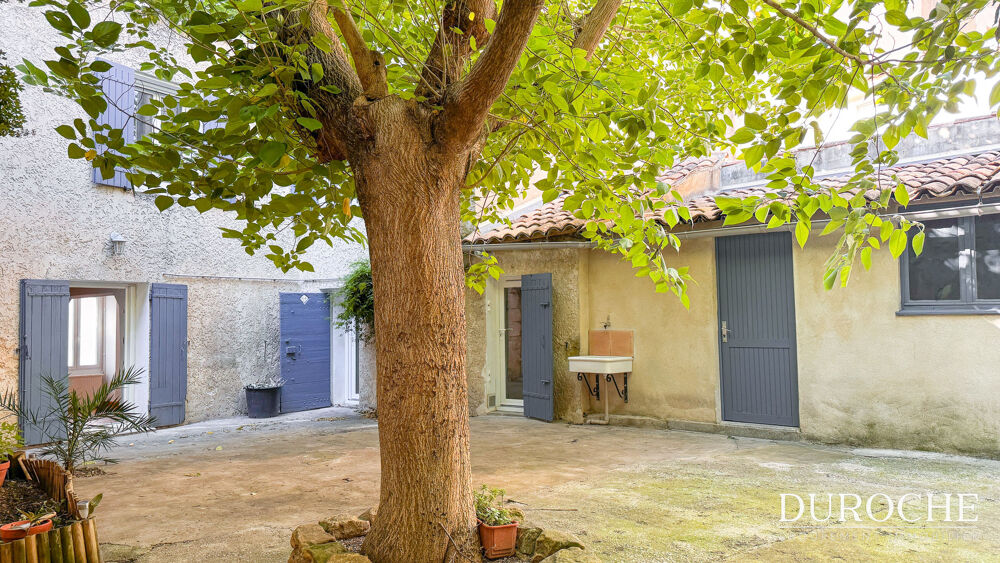 Orange, Maison de ville avec belle cour exposée Sud.