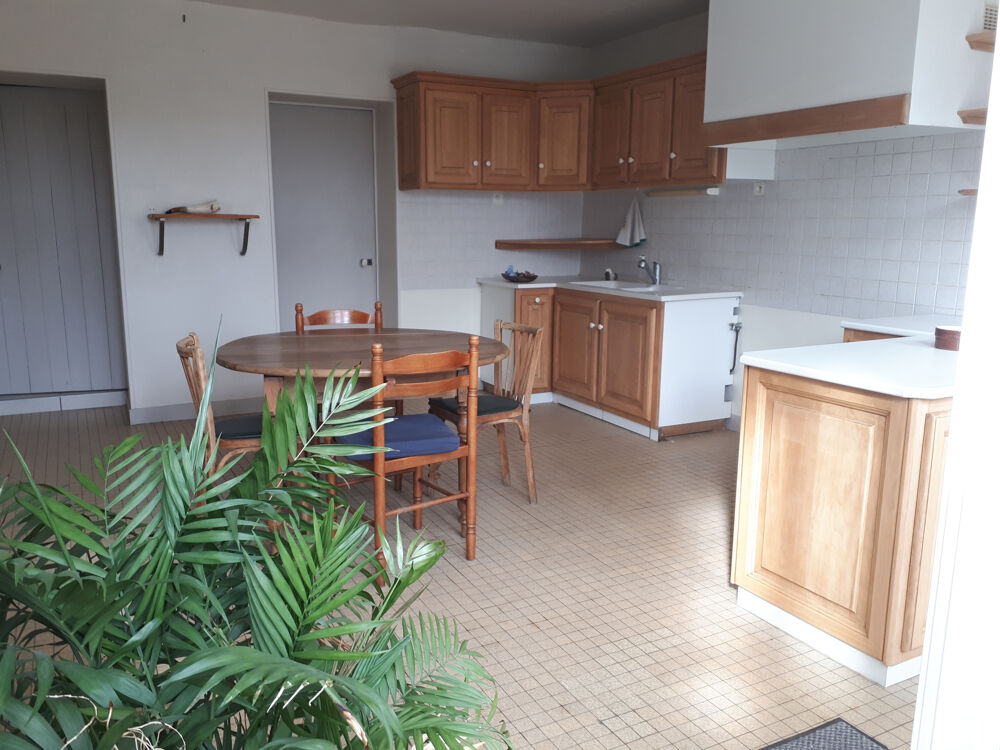 Très bel ensemble de corps de ferme rénové avec maison mansardée de 176 m2 et 65 m2. Idéal pour de l'évènemen