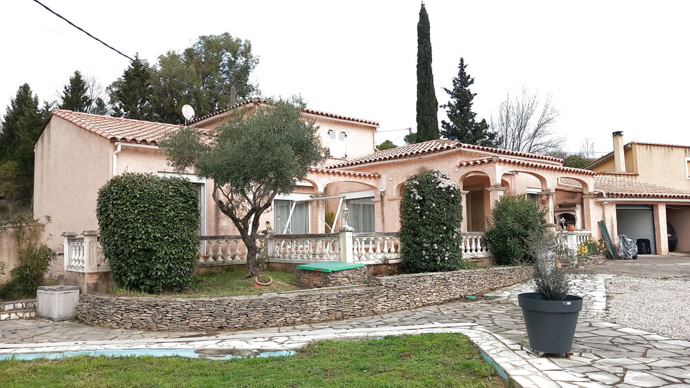 Grande et belle villa plain pied avec garages.