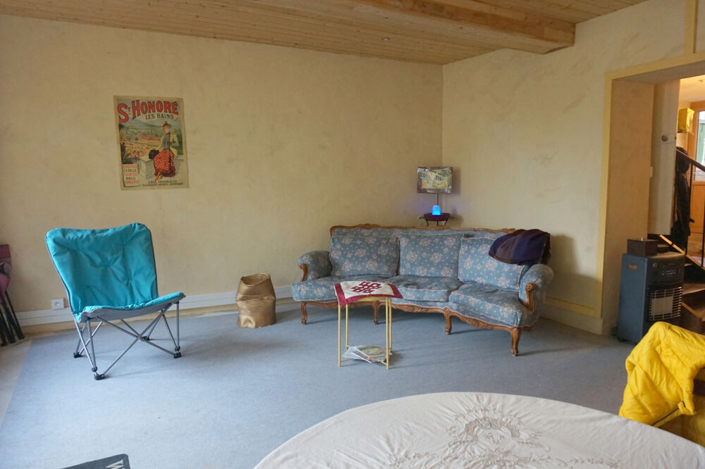 Maison de village mitoyenne de 7 pièces, 117 m2, avec cours, studio indépendant, et 2 terrains non attenants