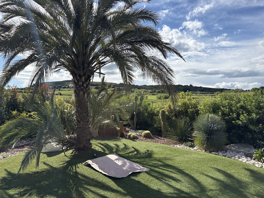 Exceptionnelle villa avec son magnifique lagon et jardin tropical.
