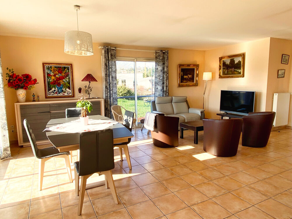 AUBENAS, Appartement T4, 3 Chambres avec garage et place de parking.