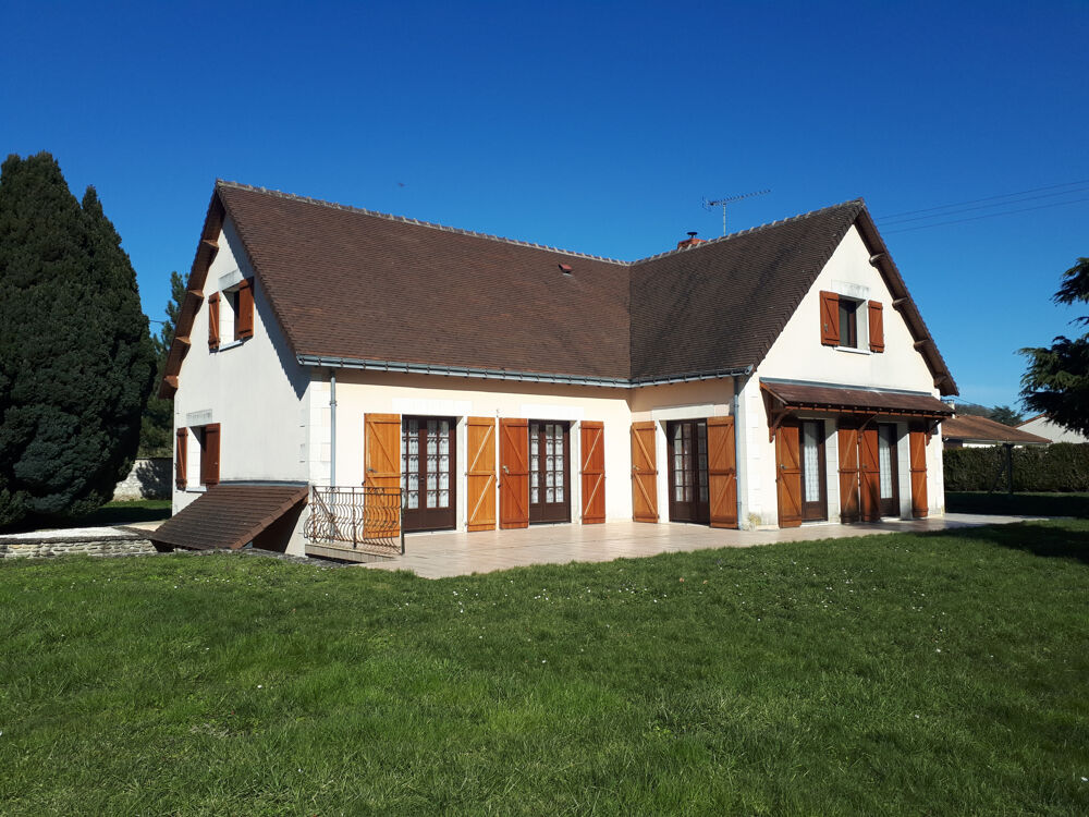 Grande maison avec 6 chambre, grand jardin arboré et clôt, et garage indépendant de 182m2