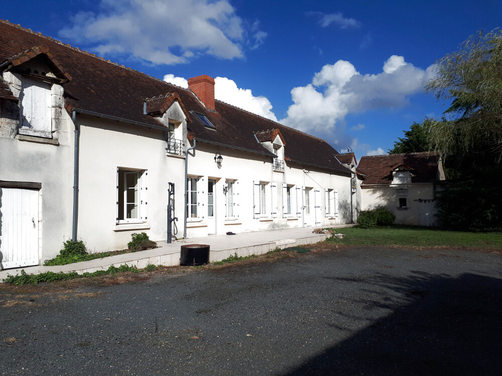 Très bel ensemble de corps de ferme rénové avec maison mansardée de 176 m2 et 65 m2. Idéal pour de l'évènemen