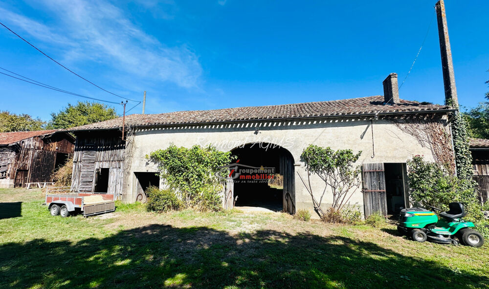 Charmant maison traditionnel en pierre de plain pied avec 2 chambres, 3 grandes granges et 1,7 ha de terrain e