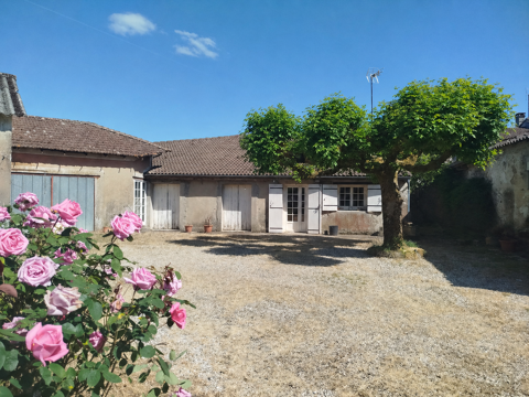   � vendre   Charmante maison de village de plain-pied avec d�pendances sur 1026 m2 Maison - 5 pi�ce(s) - 136 m�