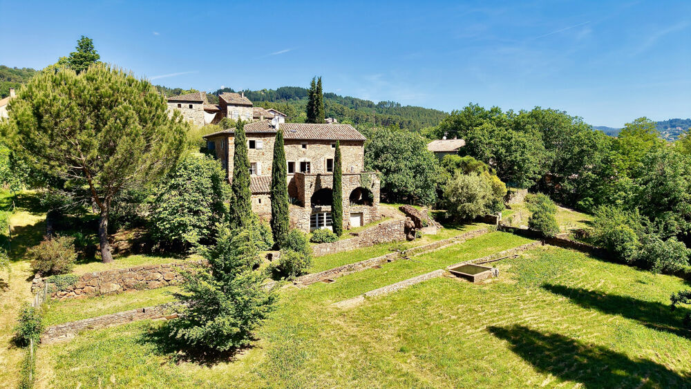 Superbe bâtisse en pierre avec caves voûtées et terrain attenant