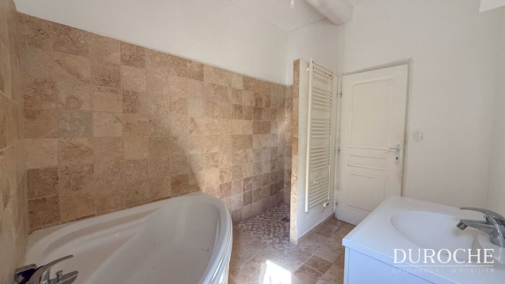 Courthezon, Maison de village au calme avec cour et grenier aménageable 141 m2