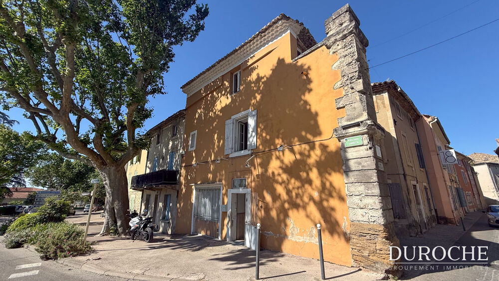 Maison de ville atypique à rénover avec vitrine commerciale Bollène