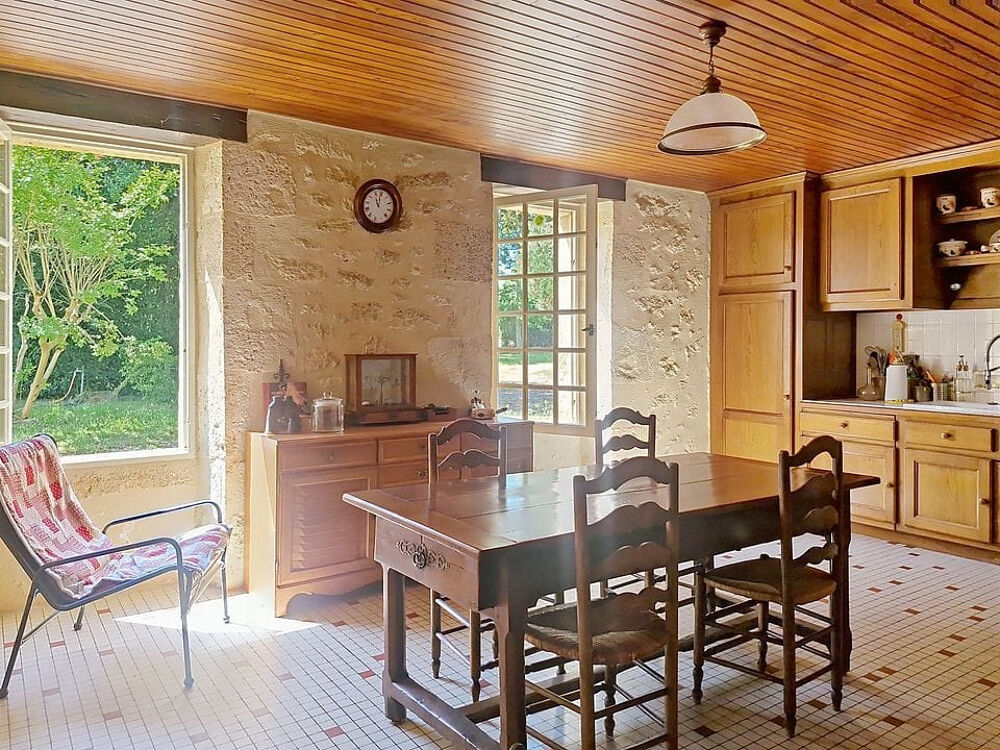 Belle maison familiale en pierre, jardin arboré et double garage proche des commodités - 33890 Gensac