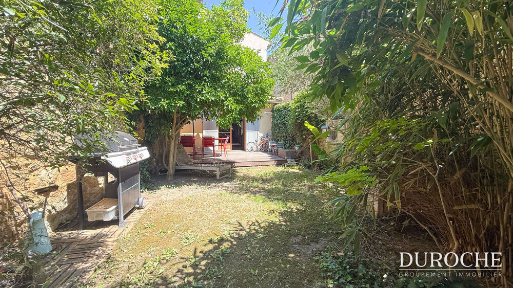 Caderousse, 5mn de l'échangeur A7/A9 d'ORANGE, 25mn de la gare TGV d'AVIGNON, maison de village avec jardin.