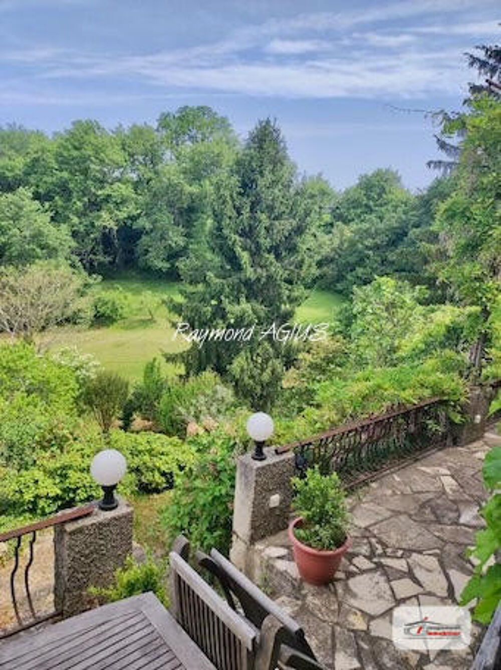 Maison traditionnelle en pierre mitoyenne de 3 chambres avec une vue magnifique sur la vallée.