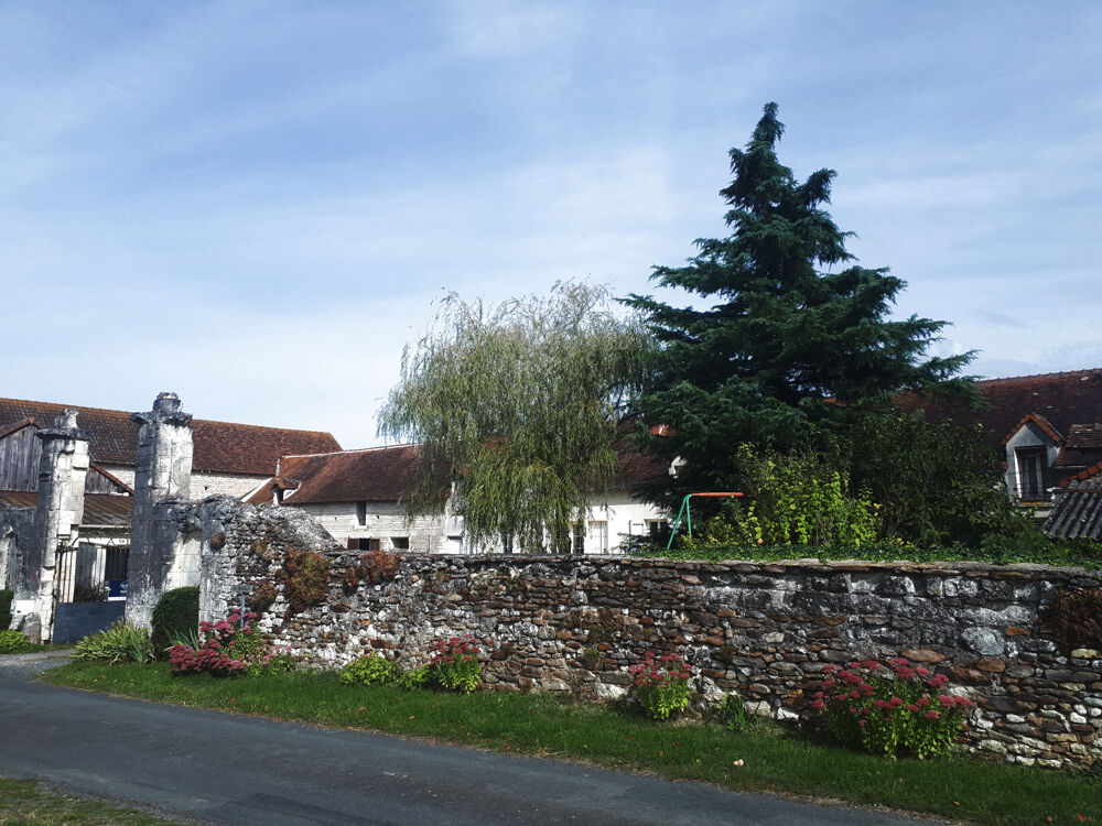 Très bel ensemble de corps de ferme rénové avec maison mansardée de 176 m2 et 65 m2. Idéal pour de l'évènemen