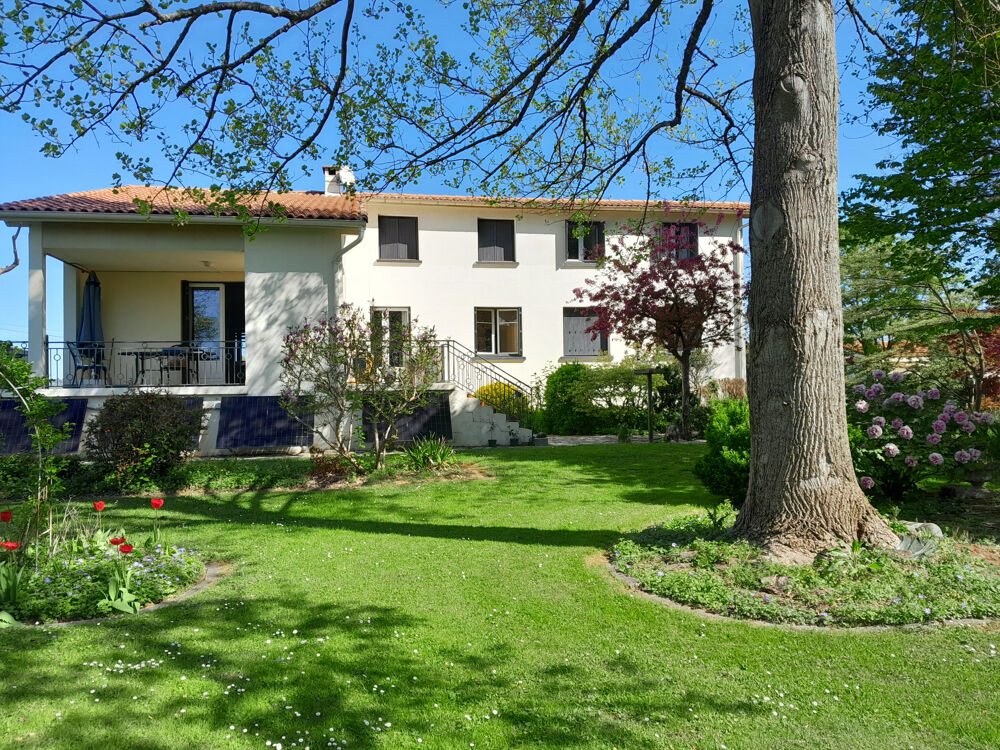 Grande maison avec garage, gîte indépendant et parc arboré à deux pas de toutes commodités.