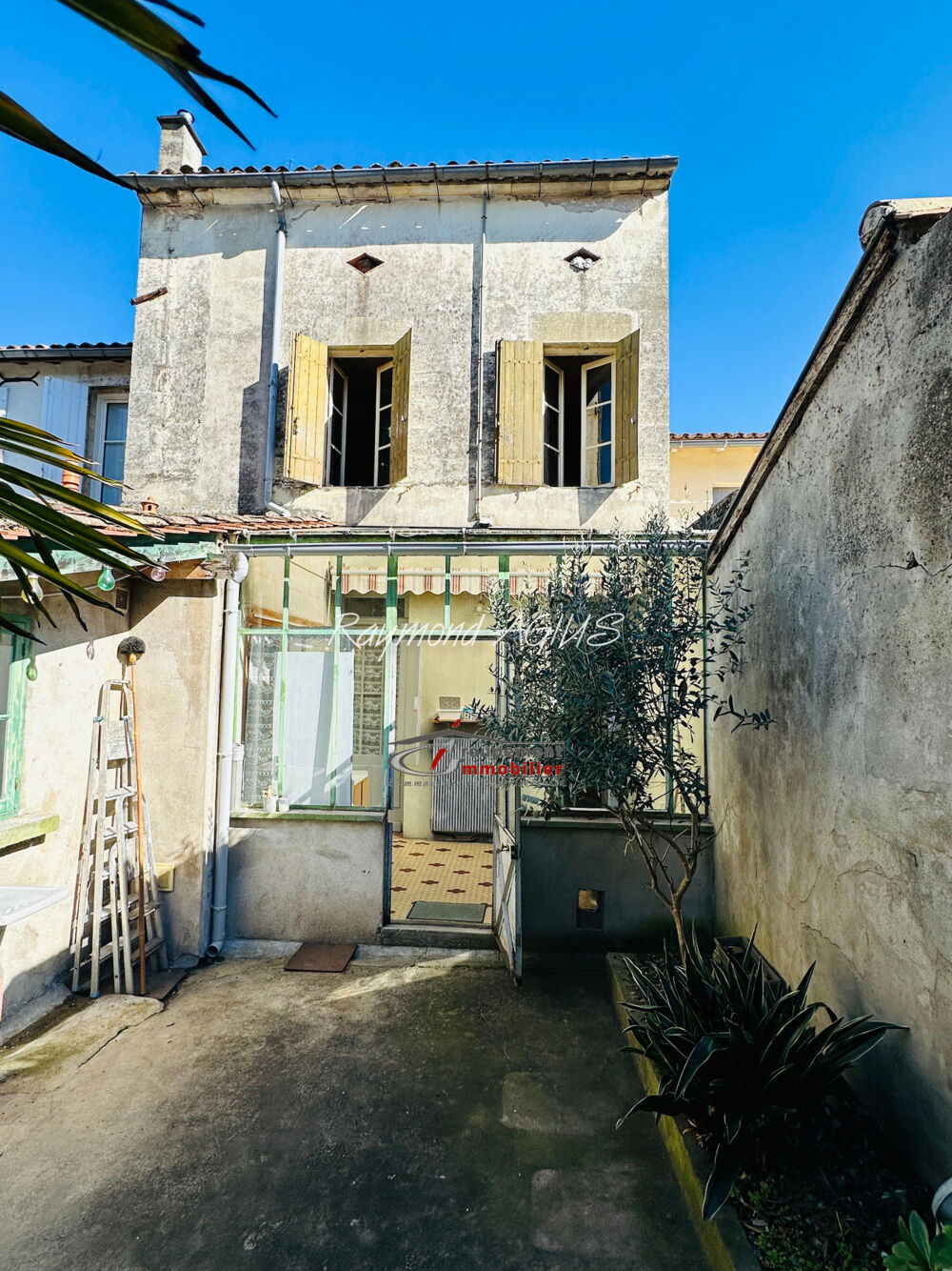 Charmante Maison de ville spacieuse avec cour  À quelques pas de toutes les commodités