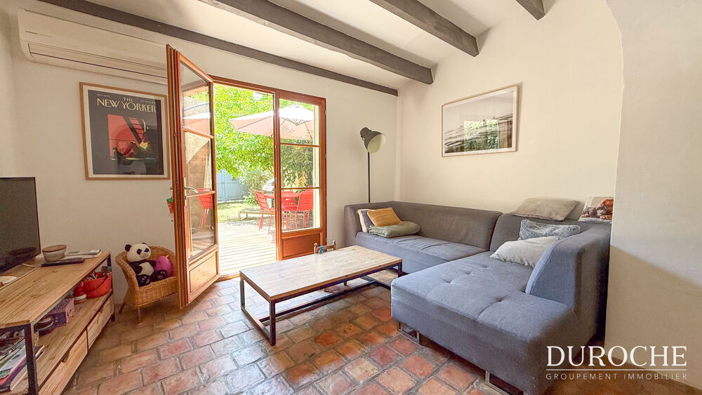 Caderousse, 5mn de l'échangeur A7/A9 d'ORANGE, 25mn de la gare TGV d'AVIGNON, maison de village avec jardin.