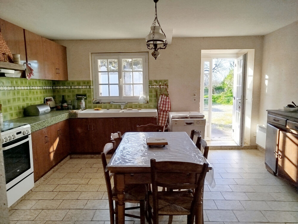 Vente Maison À vendre   Charmante maison de village de plain-pied avec dépendances sur 1026 m2 Soussac