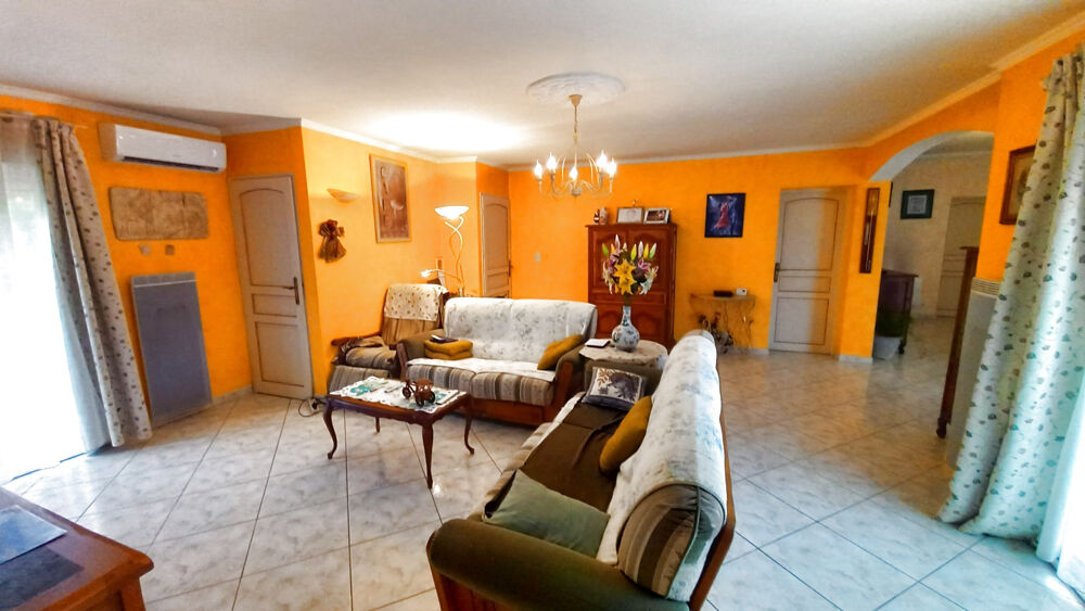 Grande et belle villa plain pied avec garages.