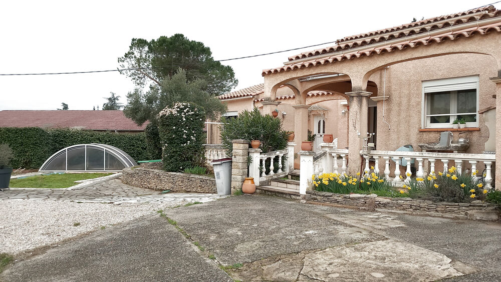 Grande et belle villa plain pied avec garages.