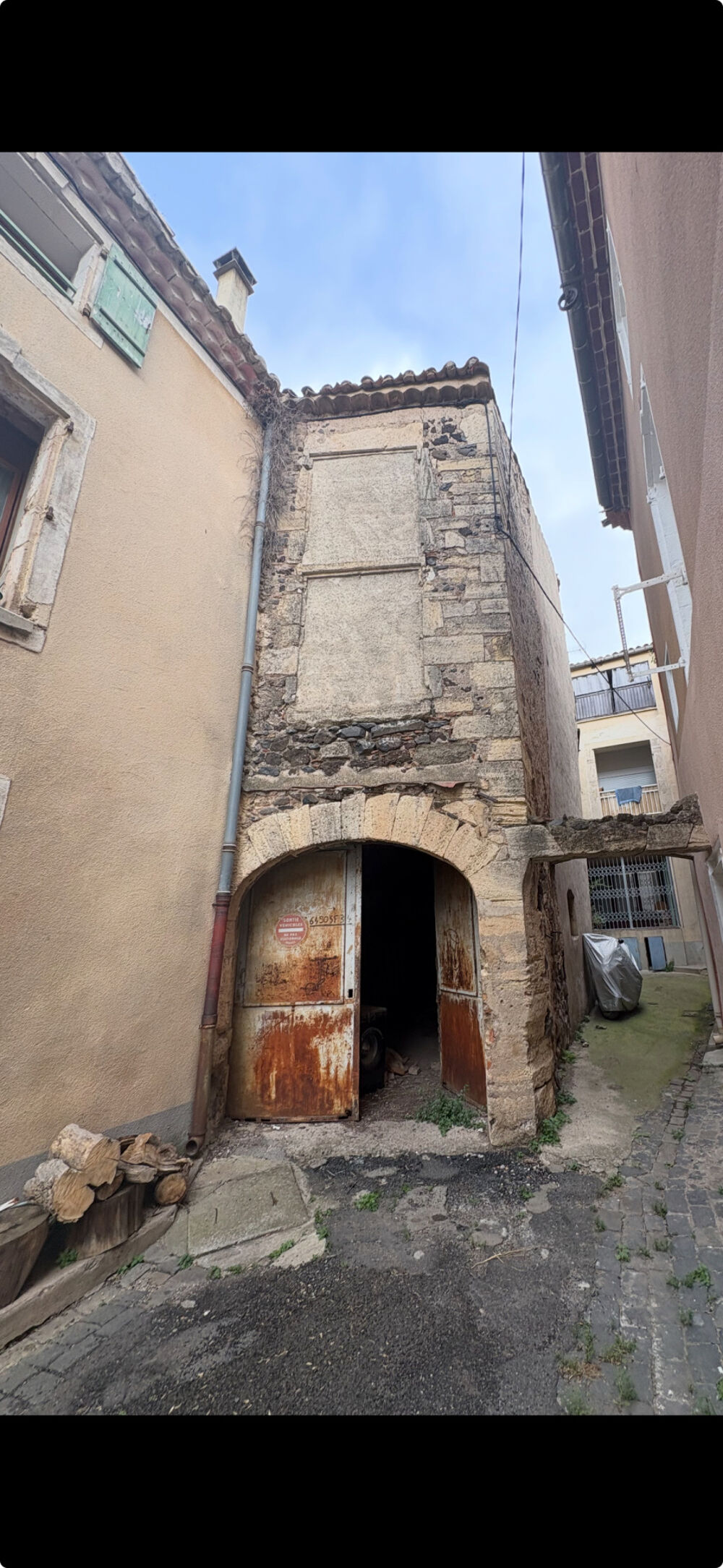 Remise en pierre à rénover entièrement.