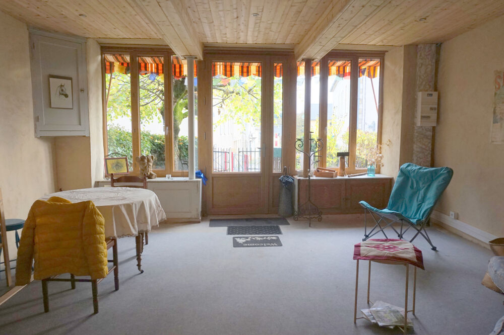 Maison de village mitoyenne de 7 pièces, 117 m2, avec cours, studio indépendant, et 2 terrains non attenants