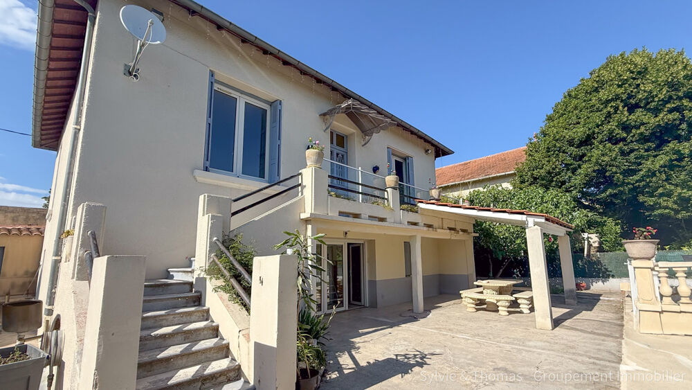 Orange, Grande maison familiale de 180 m2 avec jardin, piscine et annexes proche centre ville