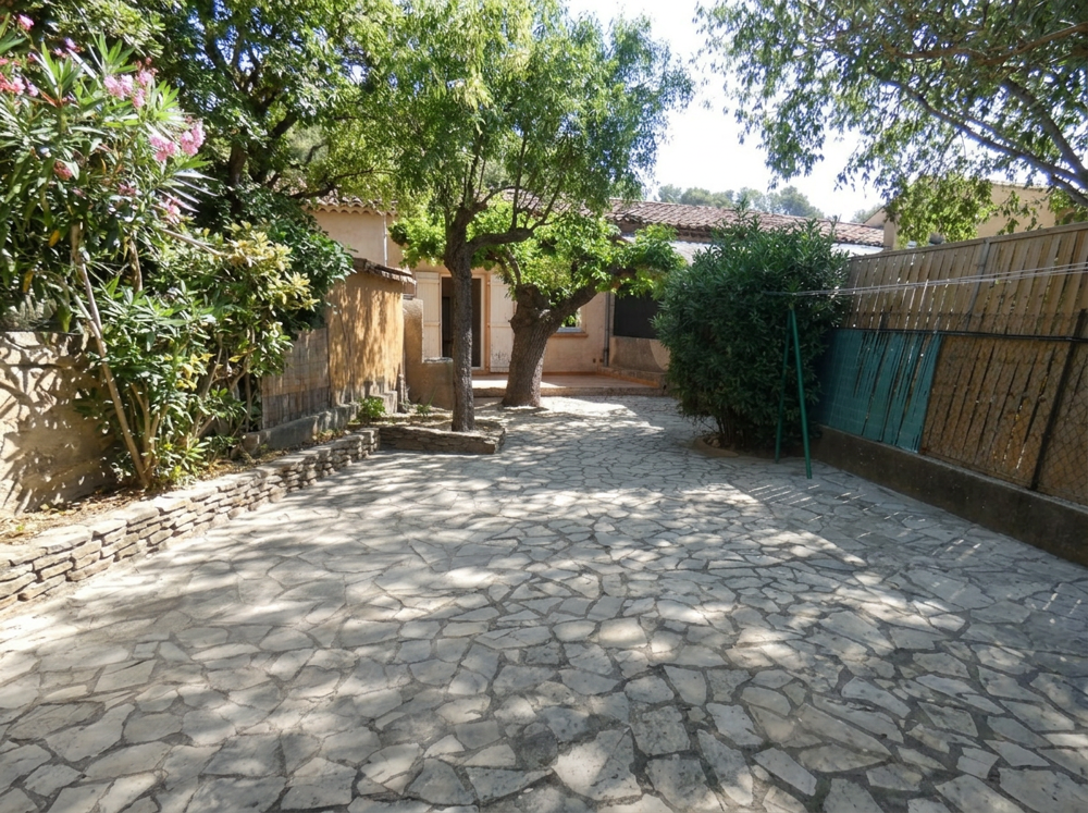 Vente Appartement APPARTEMENT DE PLAIN PIED SUR 234 M2 DE TERRAIN AVEC GARAGE ET CAVE LE THORONET Le thoronet